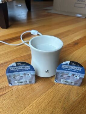Yankee Candle Wax Melt Warmer with Two Wax Melt Singles - White